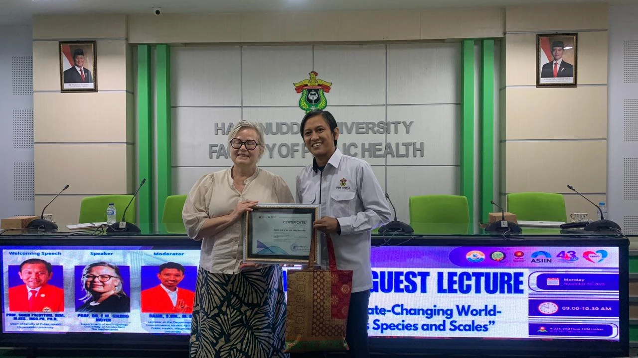 Prof. Eileen Moyer dari University of Amsterdam menerima sertifikat penghargaan usai menyampaikan kuliah tamu internasional bertema “Public Health in a Climate-Changing World: Rethinking Risk Across Species and Scales” di Fakultas Kesehatan Masyarakat Universitas Hasanuddin.